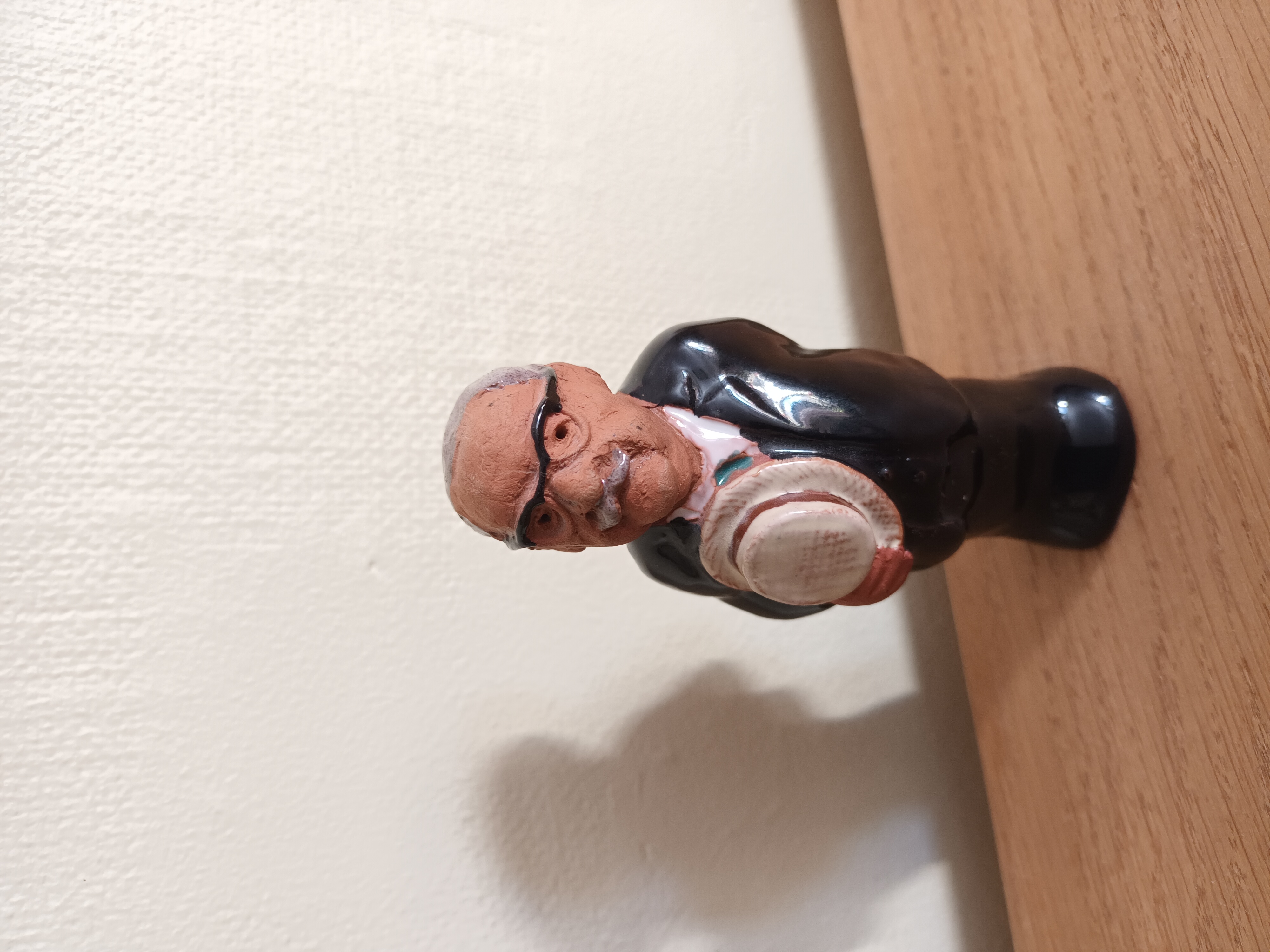 Keramikfigur av Tore Borg som kallas Grännakungen