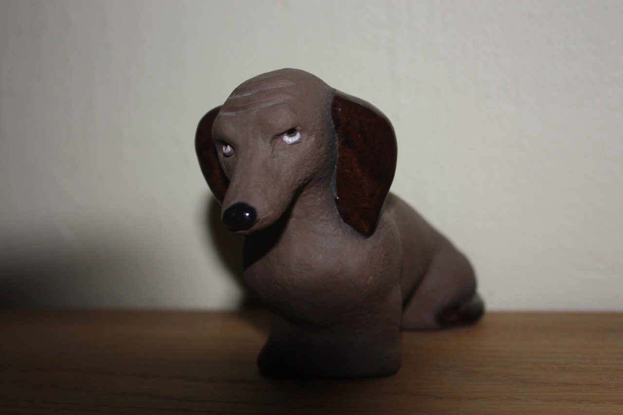 Keramikfigur av en hund som ser misstänksam ut, handgjord av Tore Borg