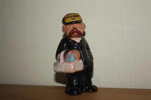Keramikfigur av bud, handgjord av Tore Borg