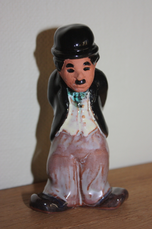 Keramikfigur av Charlie Chaplin, handgjord av Tore Borg