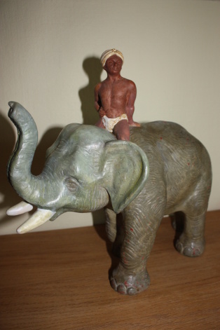 Keramikfigur av Elephant boy, handgjord av Tore Borg