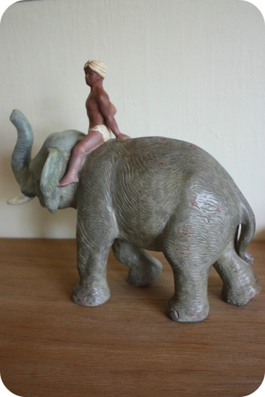 Keramikfigur av Elephant boy, handgjord av Tore Borg
