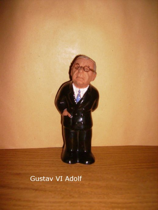 Keramikfigur av Gustaf VI Adolf, handgjord av Tore Borg