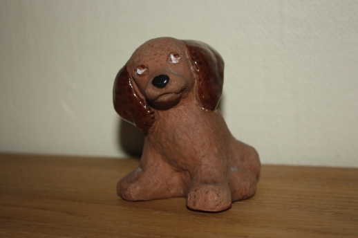 Keramikfigur av en hund som liknar Lady