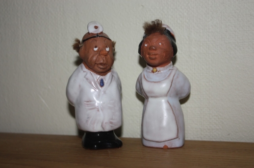 Keramikfigur av läkare och syster, handgjord av Tore Borg