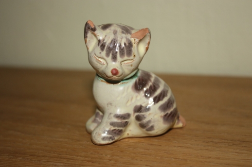 Keramikfigur av en katt, handgjord av Tore Borg