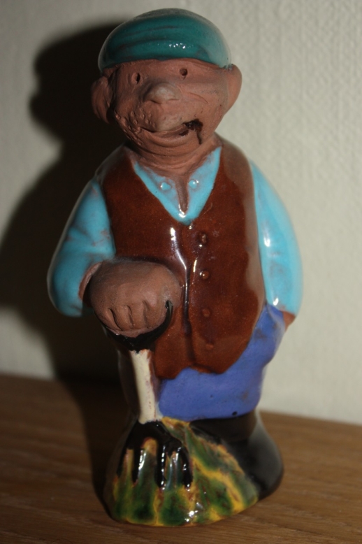 Keramikfigur av snusande bonde