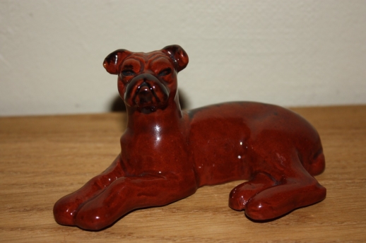 Keramikfigur av en röd bulldog, handgjord av Tore Borg