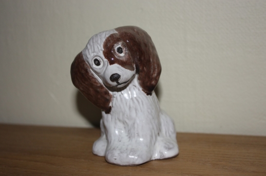 Keramikfigur av en hund, typ cockerspaniel, handgjord av Tore Borg