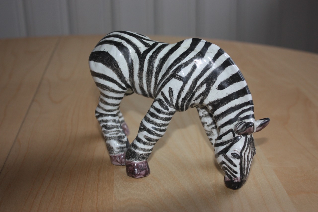 Keramikfigur av en zebra, handgjord av Tore Borg