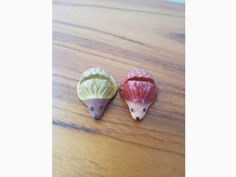 två igelkottar med skåror.jpg